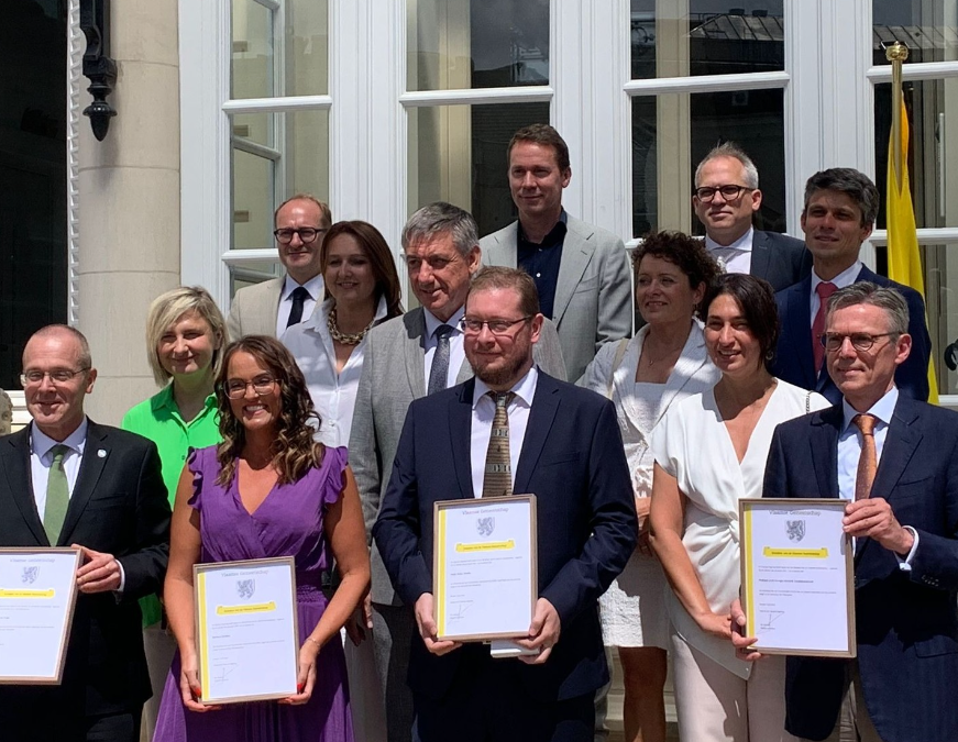 🩷 Op 11 juli reikt de Vlaamse regering de Vlaamse Eretekens uit. Om bijzondere Vlamingen te bedanken voor hun uitzonderlijke verdiensten.

En wie staat daar te blinken? Barbara Ceuleers, auteur van het boek ‘Doodgewoon’. Proficiat, Barbara!
PS: in het💜? :-)