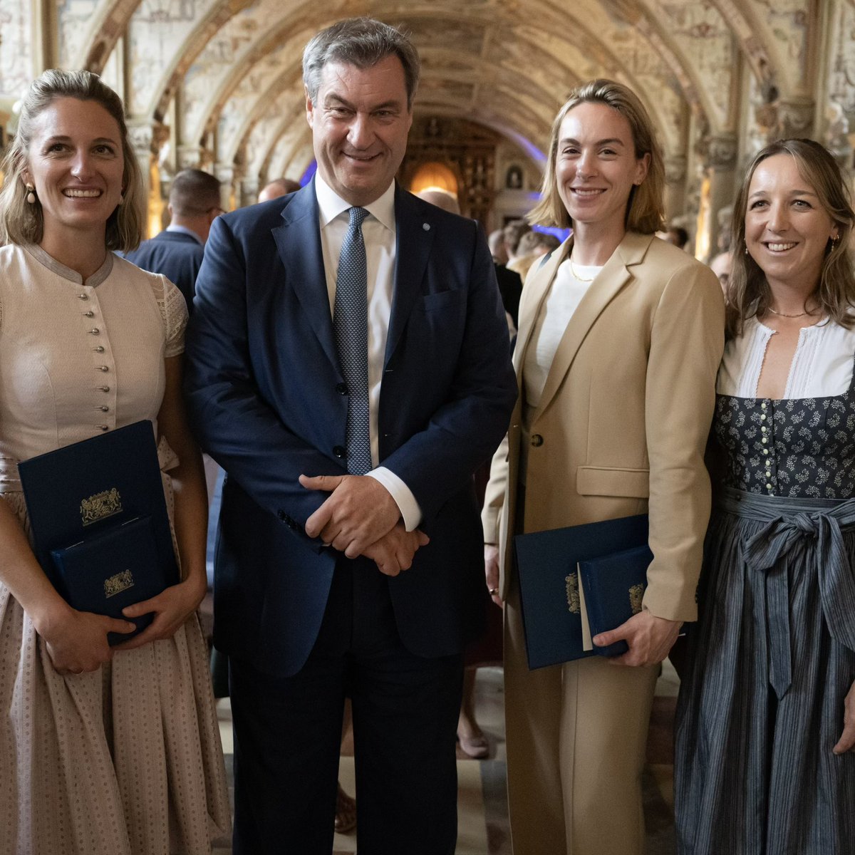Markus_Soeder's tweet photo. Auszeichnung unserer Besten mit dem Bayerischen #Verdienstorden im Antiquarium der Münchner Residenz: Heute wurden unter anderem Sepp Maier, Georg Hackl, Vanessa Hinz, Alexandra Burghardt, Franziska Preuß, Wolfgang Fierek, Thomas Brunner, Günther Felßner und Oliver Zipse mit einer der höchsten Auszeichnung Bayerns geehrt. Viele andere waren auch dabei: Von Theologie und Wissenschaft, Handwerk, Landwirtschaft über Journalismus bis Sport und sozialem Engagement – diese einzigartigen Persönlichkeiten haben in den unterschiedlichsten Lebensbereichen Außerordentliches geleistet. Sie verkörpern in besonderer Weise, was #Bayern ausmacht und sind damit #Vorbilder und Mutmacher für uns alle. Herzlichen Dank im Namen aller Bayern für ihre großartigen Verdienste!