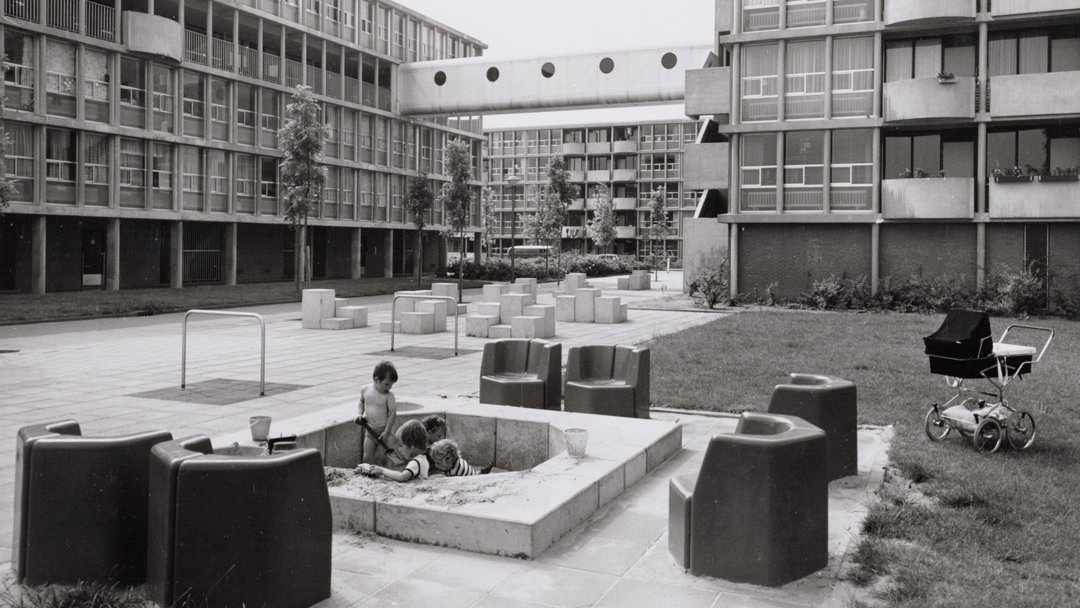 erfgoed020's tweet photo. Onlangs is Plan Van Gool, een futuristische woonwijk in Noord uit de jaren 60/70, aangewezen als beschermd stadsgezicht. Wat maakt de wijk bijzonder? Lees het in Erfgoed van de Week: https://t.co/ss5jpWxCwT https://t.co/thxZkFPjdI