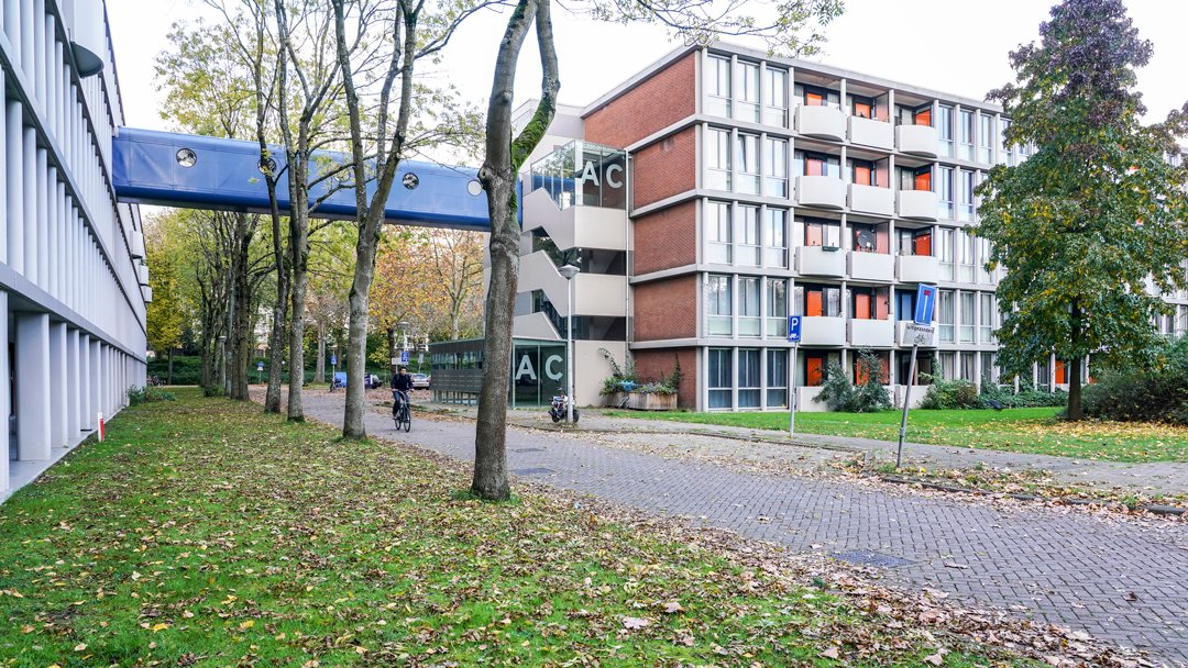 erfgoed020's tweet photo. Onlangs is Plan Van Gool, een futuristische woonwijk in Noord uit de jaren 60/70, aangewezen als beschermd stadsgezicht. Wat maakt de wijk bijzonder? Lees het in Erfgoed van de Week: https://t.co/ss5jpWxCwT https://t.co/thxZkFPjdI