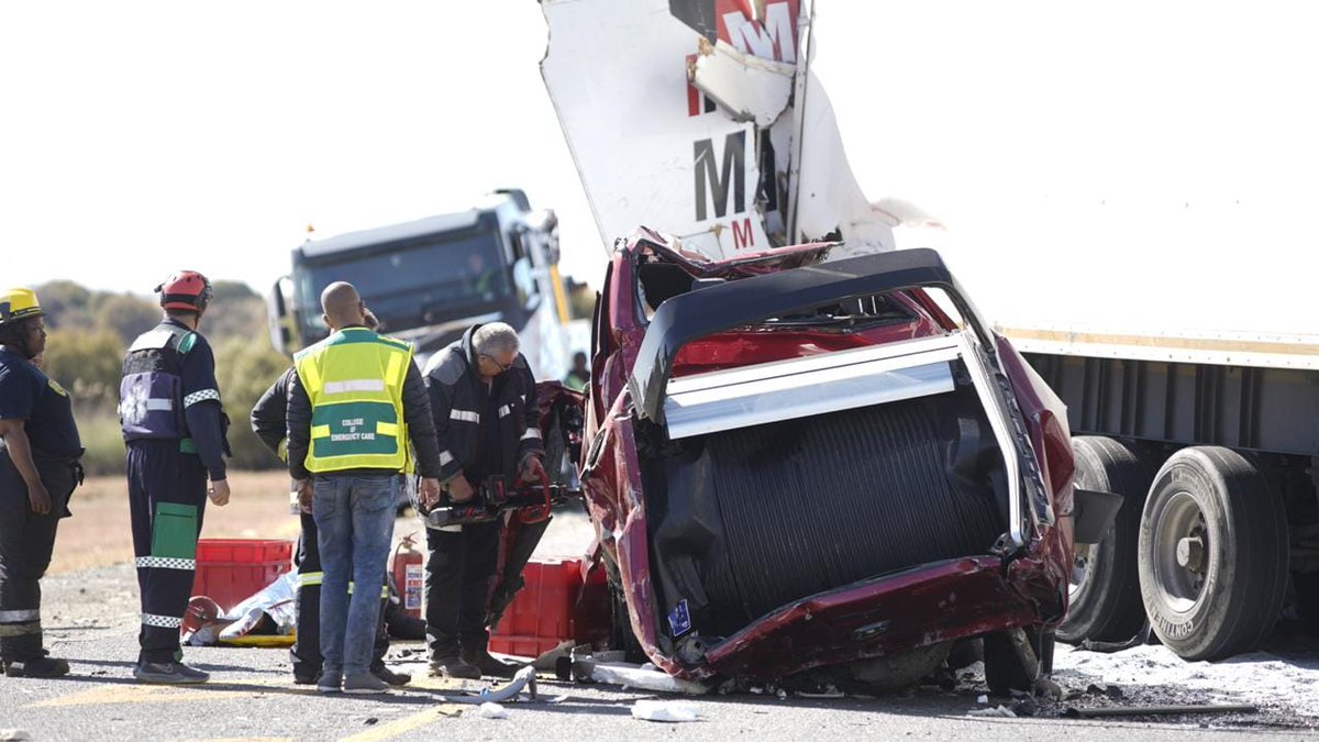 _ArriveAlive's tweet photo. Horrific crash scene on the N1 near Verkeerdevlei plaza  https://t.co/R3GIo8hNw7

#ArriveAlive #HorrificCrash #CrashScene @Dotransport https://t.co/LMRuPSJn1H