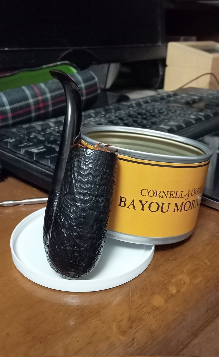 PIPE DANのオームポールでBayou Morningを
このオームポール、クラシカルではあるんですけど、PIPE DANらしいボウルですね　小さめの内径で、深い、如何にもなDANスタイル
モールが絶対に通らない仕様なのが腹立たしいですが、軽くて咥えやすいので、ながらパイプがしやすくつい手にとってしまいます