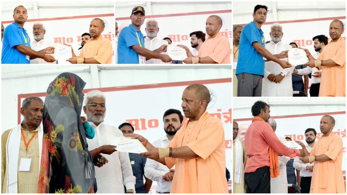 UP News: सीएम योगी ने बाढ़ प्रभावित इलाकों का किया हवाई सर्वे, स्‍थलीय निरीक्षण कर बांटी राहत सामग्री 