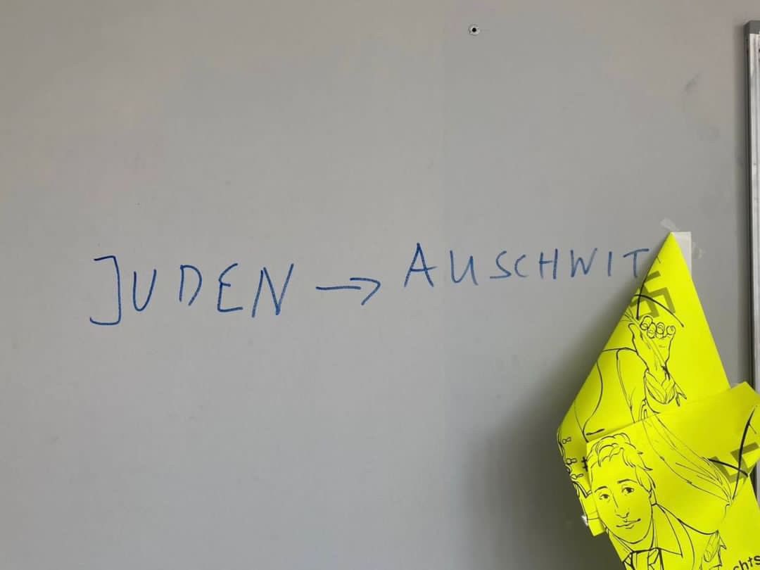 jacobhrwtz's tweet photo. @HHU_de Ich kann es nicht glauben, aber leider hab ich noch ein weiteres Bild geschickt bekommen, was an Entsetzen nicht zu übertreffen ist. Was soll das! https://t.co/pL4lHCidhY