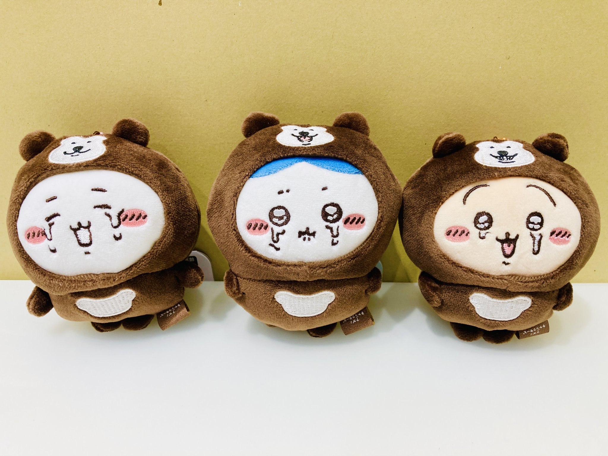 マレーグマを被ったちいかわ　ハチワレ　うさぎ マレーグマを被って泣き顔のちいかわ、ハチワレ、うさぎが