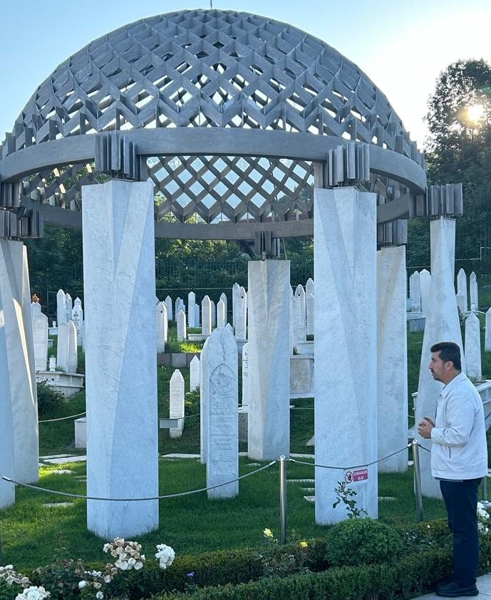 İnsanlık onurunun ayaklar altına alındığı Srebrenitsa Soykırımı'nın 29. yıl dönümünde aziz şehitlerimize Allah'tan rahmet, kederli ailelerine sabır ve başsağlığı diliyorum. Ruhları şad, mekânları cennet olsun. 

Prof. Dr. Musa Kazım Arıcan
TYB Genel Başkanı
#SrebrenitsaSoykırımı