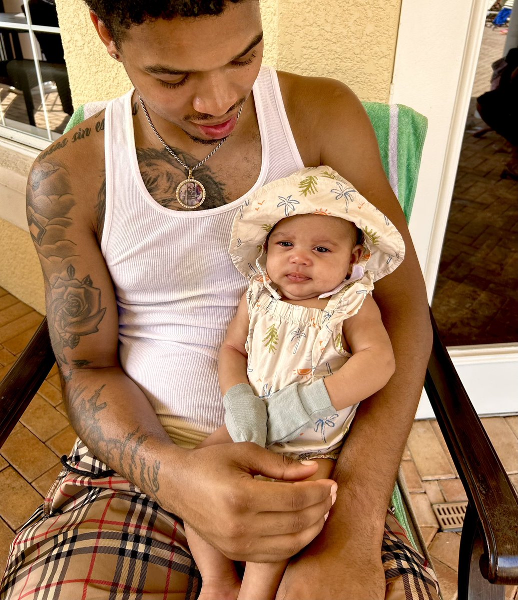 RonFor_3's tweet image. Daddy’s Girl ☘️