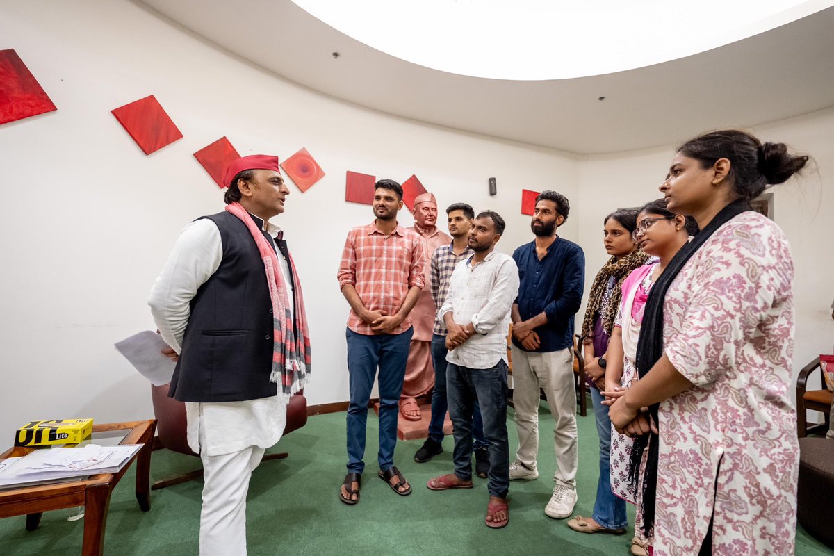 पिछले छह वर्षों से उत्तर प्रदेश अधीनस्थ सेवा चयन आयोग द्वारा जेई 2018 भर्ती के अंतिम परिणाम एवं नियुक्ति की राह देख रहे अभ्यर्थियों के एक प्रतिनिधिमण्डल ने आज समाजवादी पार्टी के राष्ट्रीय अध्यक्ष एवं पूर्व मुख्यमंत्री श्री अखिलेश यादव को ज्ञापन सौंपकर न्याय दिलाने की मांग की।