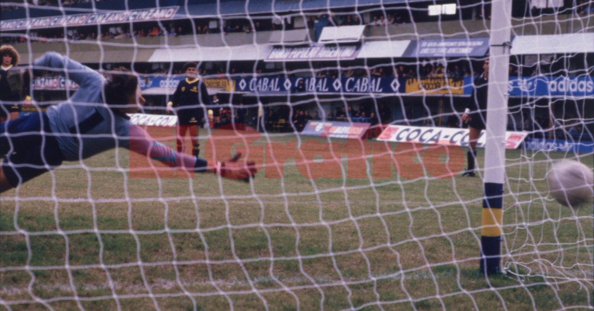 Los Jueves a las 23 Hs
De Boca en Boca Hablamos los Hinchas
conduce <a href="/jdciri/">Jorge Cirigliano</a> y la Participación de Romina Miranda, <a href="/VillafanDiego/">Diego de Flores</a> , Andrés, <a href="/fedemartingil/">Federico Gil</a>  y otros
Los pibes del Fibron con el Gran <a href="/fornes1965/">Roberto Fornés</a> 
y el Polideportivo
youtu.be/7--Di4RDZs4