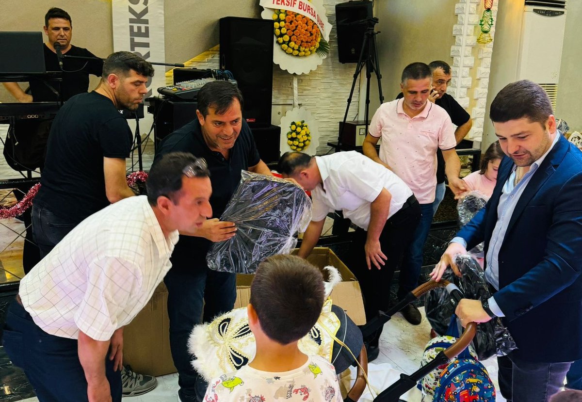 TeksifSen's tweet photo. ZORLUTEKS TOPLU SÜNNET TÖRENİ YAPILDI
#Zorluteks #Korteks #Tekstilİşçileri #EkmekBarışÖzgürlük #SendikalHaklar #YaşasınTeksif https://t.co/PqMIFBDe4f