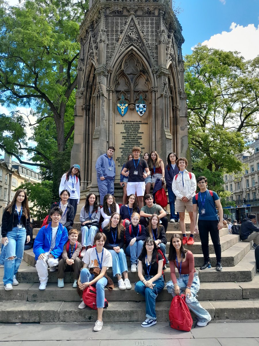 bucksmore_edu's tweet image. BUCKSMORE SUMMER | The students at d'Overbroeck's in Oxford head out to explore the city. The clear skies and warm temperatures created the perfect backdrop for exploring Oxford. #studyabroad #studyenglish #shortcourses #SummerCampFun