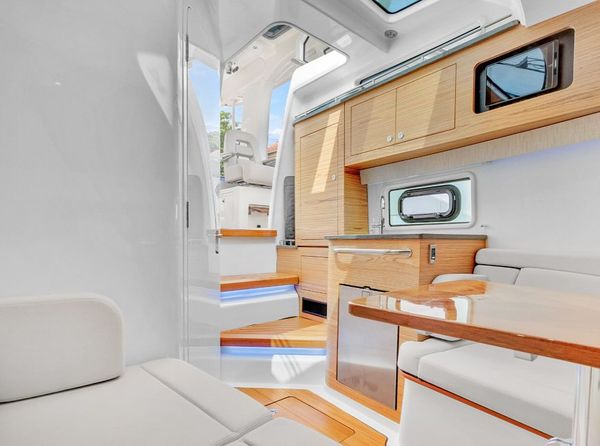 MilesYachts's tweet photo. NEW LISTING
2019 38ft Boston Whaler 380 Realm “MENTAL PAUSE”  she is in pristine condition and her quad 350 hp Mercury Verado outboards have low hours.

Our favorite features
• built in BBQ
• exterior fridge
• below deck AC

Asking: $549,000
Visit our website for more information

#excellenceinyachting #milesyachtgroup #milesyachts #BoatsNearYou #BoatShow #sealife #jupiterfl #fortlauderdale #miami #yachtlife #yachting #luxury #travel #YachtForSale #yachtnews #madeinusa