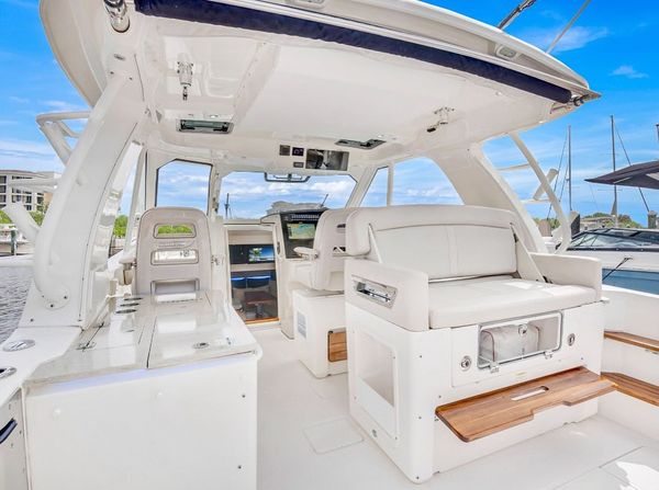MilesYachts's tweet photo. NEW LISTING
2019 38ft Boston Whaler 380 Realm “MENTAL PAUSE”  she is in pristine condition and her quad 350 hp Mercury Verado outboards have low hours.

Our favorite features
• built in BBQ
• exterior fridge
• below deck AC

Asking: $549,000
Visit our website for more information

#excellenceinyachting #milesyachtgroup #milesyachts #BoatsNearYou #BoatShow #sealife #jupiterfl #fortlauderdale #miami #yachtlife #yachting #luxury #travel #YachtForSale #yachtnews #madeinusa