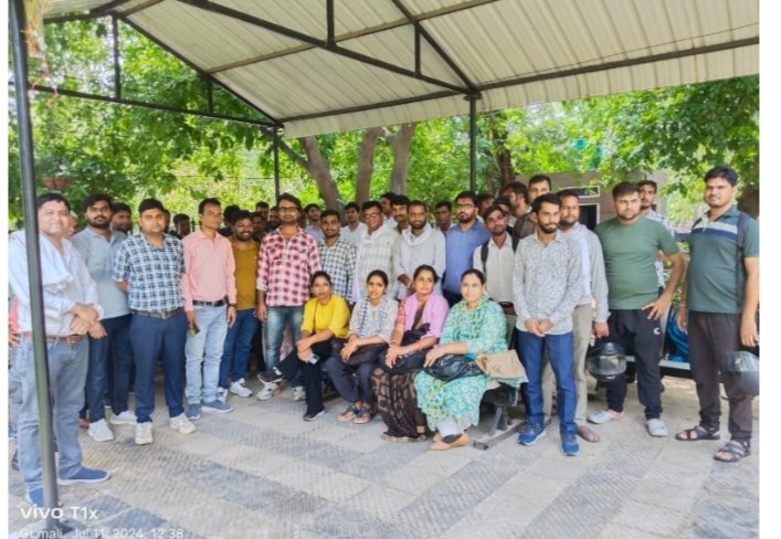 MohanLa97679493's tweet image. CHA की मांगो को लेकर स्वास्थ्य भवन पर प्रदर्शन किया,अशोक नगर थाना इंचार्ज ने शांति पूर्वक सचिवालय ले जा कर अधिकारियों से वार्ता करवाए, सचिवालय में संयुक्त शासन सचिव प्रीति माथुर से वार्ता हुई।
@1stIndiaNews @DrKirodilalBJP @RajCMO @TheUpenYadav @zeerajasthan_ @manojmeena @