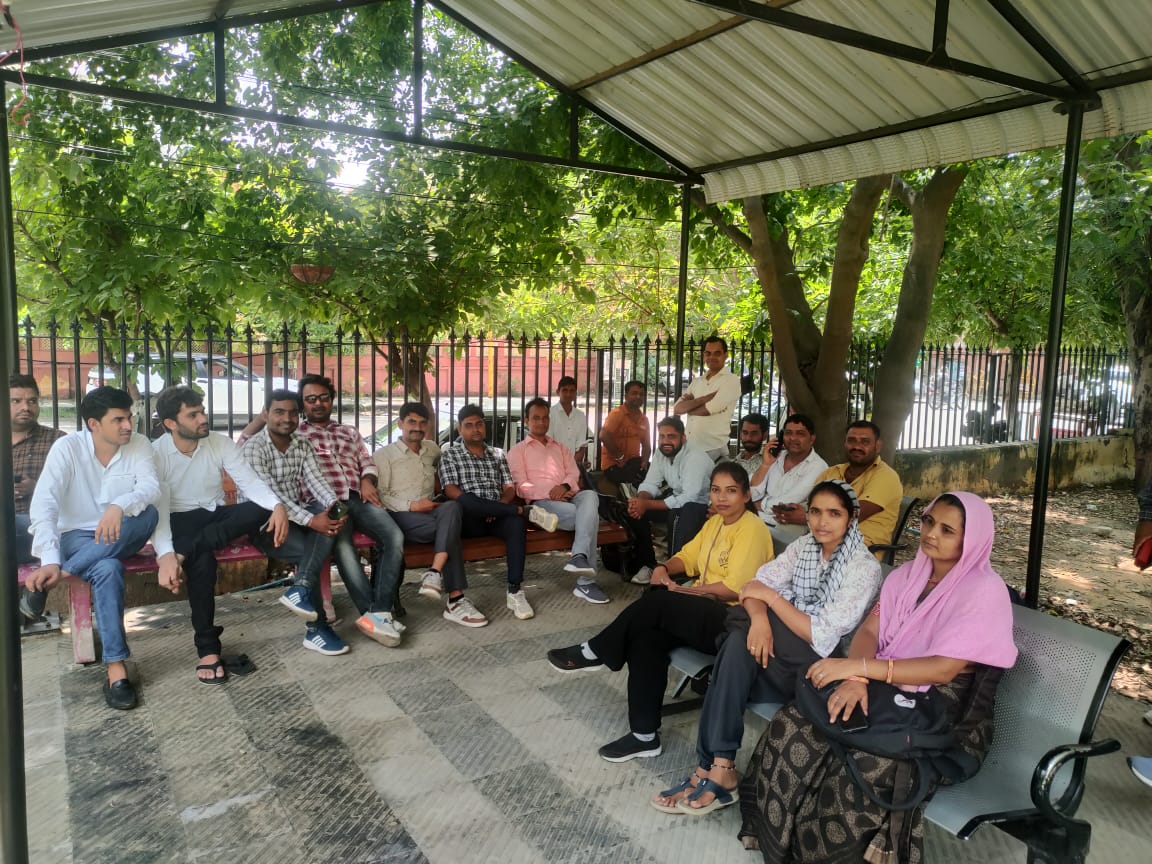 MohanLa97679493's tweet image. CHA की मांगो को लेकर स्वास्थ्य भवन पर प्रदर्शन किया,अशोक नगर थाना इंचार्ज ने शांति पूर्वक सचिवालय ले जा कर अधिकारियों से वार्ता करवाए, सचिवालय में संयुक्त शासन सचिव प्रीति माथुर से वार्ता हुई।
@1stIndiaNews @DrKirodilalBJP @RajCMO @TheUpenYadav @zeerajasthan_ @manojmeena @