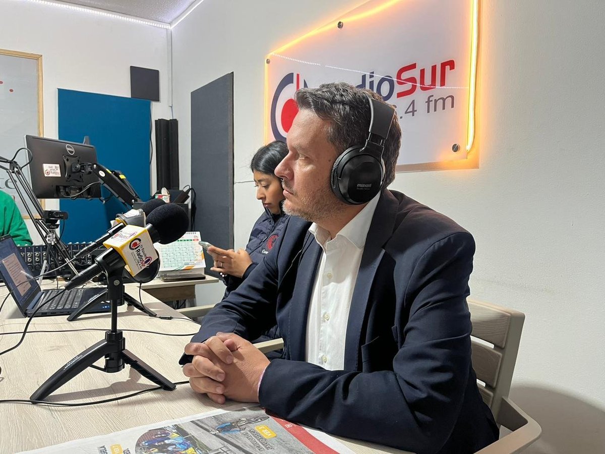 BogotaParticipa's tweet photo. #Entérate I Hoy el director del Instituto de la Participación @JPCAMACHO79 estuvo en la emisora comunitaria, @RadiosurBogota, presentando sus apuestas como cabeza de la entidad, e invitando a la ciudadanía a sumar acciones afirmativas para la construcción de una cultura de paz, democrática y ciudadana en el Distrito.