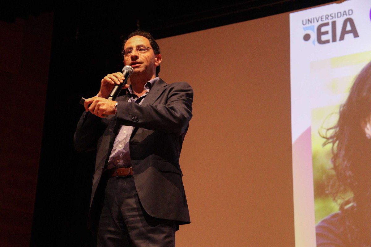 UniversidadEIA's tweet photo. Ayer en nuestro #TeatroEIA, dimos la bienvenida a los padres de nuestros nuevos estudiantes. ¡Gracias por confiar en la #UniversidadEIA para la formación profesional de sus hijos! Junto a nuestro rector @jrestrp.

 #OrgulloEIA #ExcelenciaEIA https://t.co/52FRdVcMHf