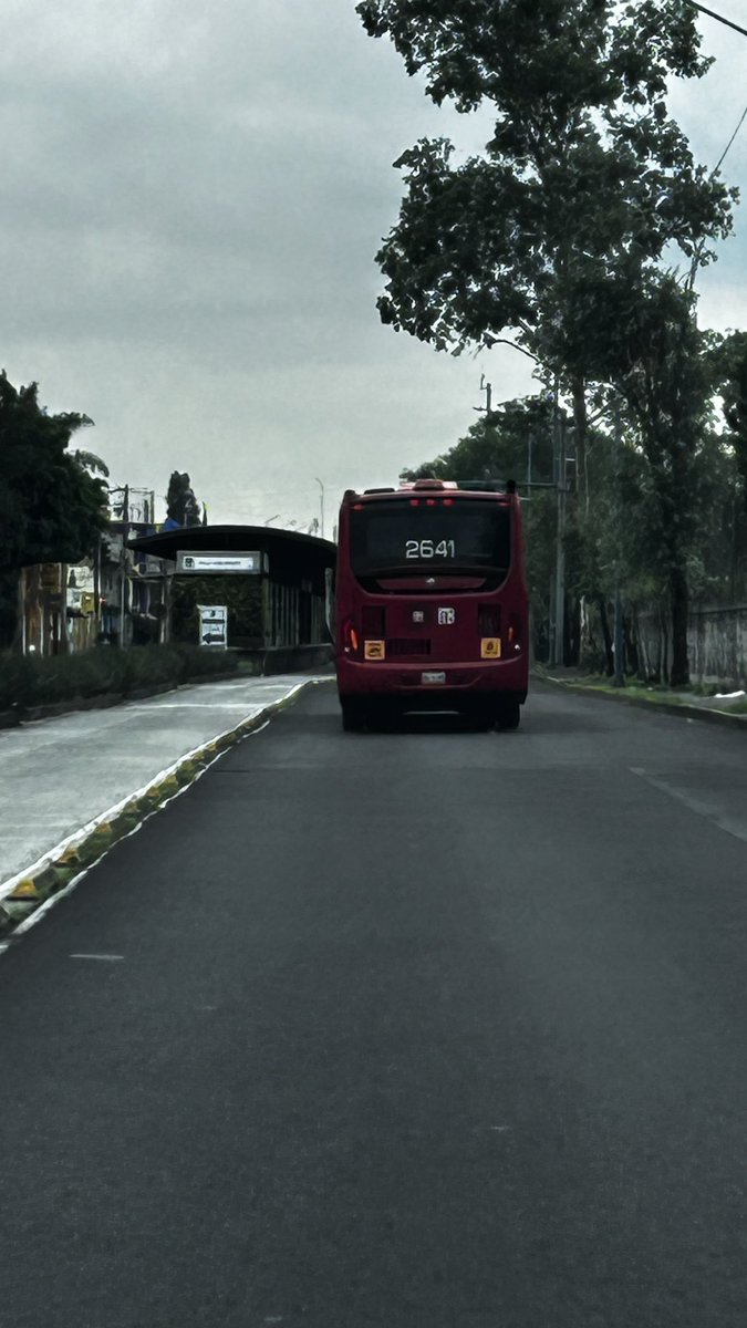 adlai0889's tweet photo. @MetrobusCDMX metrobús conduciendo en exceso 26, 41 sobre muyuguarda y yéndose por carriles que no son confinados para él https://t.co/yTnqDT36ZY