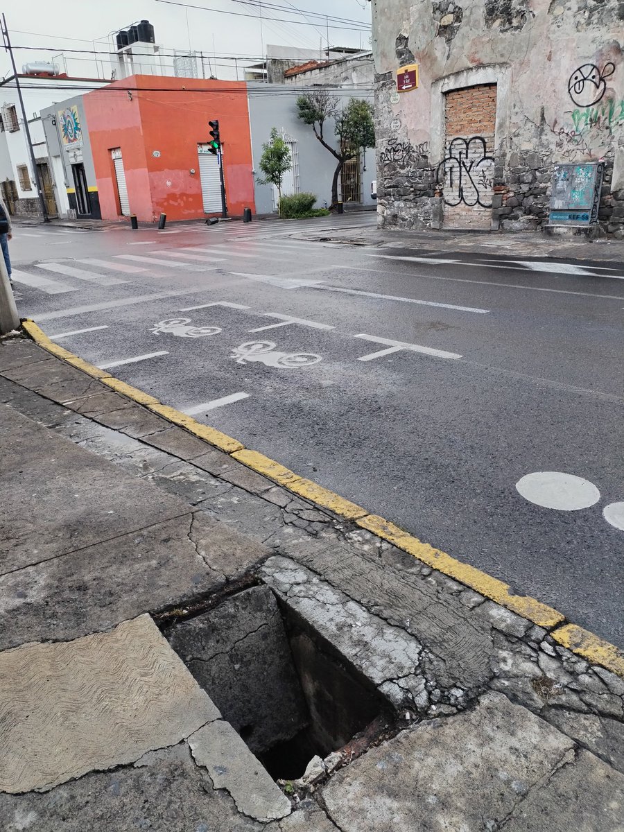 mahelet21's tweet photo. Ésta tapa de cemento abierta se encuentra sobre la 5 sur entre 13 pte y 15 pte. Se solicita apoyo ya que puede ser peligrosa.  #Puebla
 @carlosmartinh @Gob_Puebla @laredcincoradio @SergioSalomonC https://t.co/bJowBu8nBC
