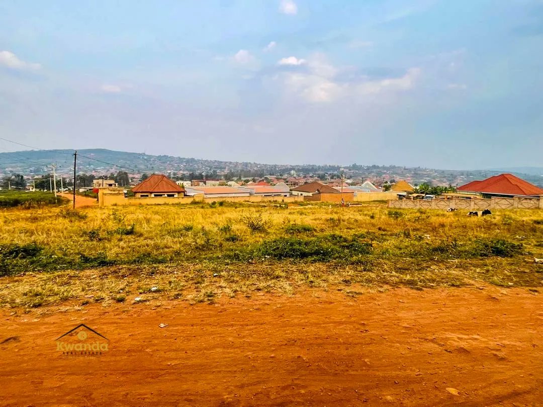 KwandaEstates's tweet photo. Residential 376 SQM plot for sale in Nyamata, Bugesera.
• 30 minutes drive to Sonatube and just 5 minutes to Nyamata city center.
Price: 20M RWF
For more info: 📞 +250788370360
#NyamataPlot #PropertyInvestment
#ScenicViews
#LandForSale
#EasyDevelopment
#RwandaProperty https://t.co/Cqz3MrhwEa