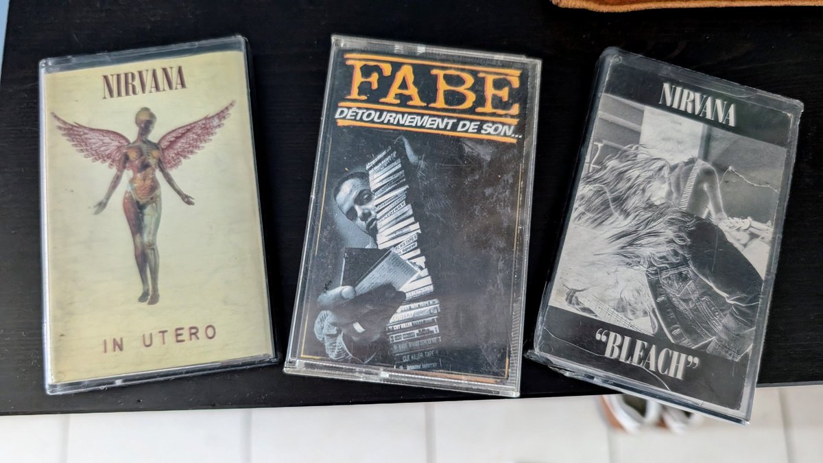 KultureChroniK's tweet image. Petit moment de nostalgie 🌟 

En rangeant mes affaires, j'ai retrouvé des cassettes 🎶 que j'écoutais quand j'étais plus jeune. ✨

#Nirvana #Fabe