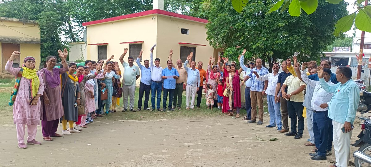 Chakravarti000's tweet photo. डॉ दिनेशचंद्र शर्मा जिंदाबाद
Uppss जिंदाबाद
 आज जनपद के सभी brc पर भारी संख्या में शिक्षक शिक्षिकाओं ने ऑनलाइन उपस्थित  के असहमति पत्र पर हस्ताक्षर किया।
@Chakravarti000 
@UPPSS1921 
@SanjaySnghUPPSS 
@UPPSSLKO 
@SANATKUMARUPPSS 
@uppsssultanpur 
@DrSatyendraG000 
@basicshiksha_ https://t.co/UmIJJLHXPG