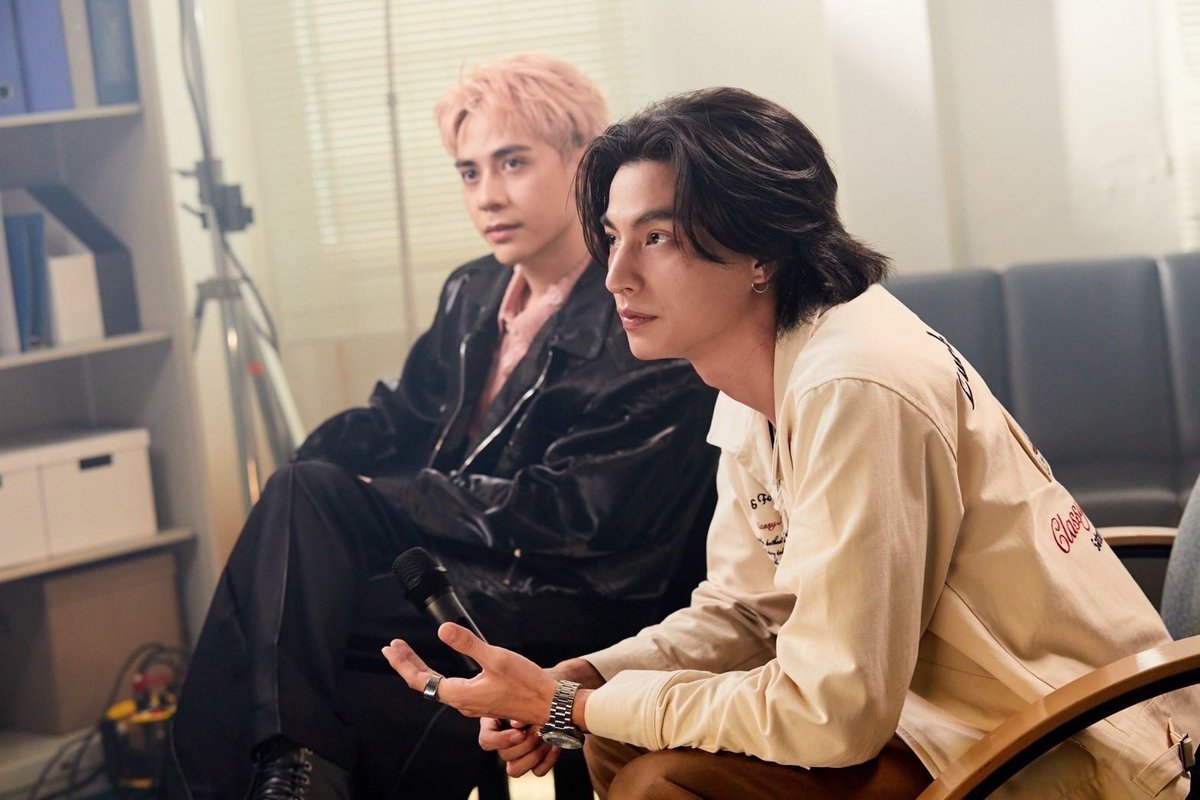 Yloveyouchannel's tweet photo. เก่งรอบด้าน “กลัฟ-คณาวุฒิ” ปล่อยโปรเจคพิเศษ!ร่วมกับศิลปินเวียดนามชื่อดัง Quang Hùng MasterD ในเพลง “แค่เรา”🌟🎉

ไม่ปล่อยให้แฟนๆ ได้เหงาสำหรับหนุ่ม กลัฟ-คณาวุฒิ ไตรพิพัฒนพงษ์ ที่ล่าสุดเจ้าตัวปล่อยผลงานอีกหนึ่งชิ้นมาให้พี่ๆ ลูกบอลได้ติดตามกันกับโปรเจคพิเศษซิงเกิ้ลใหม่ล่าสุดในเพลง “แค่เรา” ซึ่งความพิเศษของเพลงนี้คือการคอลแลปกันระหว่างศิลปินเวียดนามชื่อดัง Quang Hùng MasterD โดยเพลงนี้เป็นการนำเพลงเวียดนามมาทำเป็นเวอร์ชั่นไทยครั้งแรก ซึ่งต้องบอกเลยว่าแค่เพียงปล่อย MVในวันแรกเมื่อวันที่ 10 กรกฎาคม แฟนๆ ทั้งไทยและอินเตอร์แฟนก็หวีดกันจนติดเทรนทวิตเตอร์ (X) อันดับ 1 ทั้งในไทยและพร้อมกันอีกหลายประเทศ และยังได้ทะยานสู่เทรนโลก งานนี้เรียกว่าไม่ว่าหนุ่มกลัฟจะปล่อยผลงานอะไรมาก็ปัง!ทุกอย่างจริงๆ 

หนุ่มกลัฟ ได้กล่าวความรู้สึกในครั้งนี้ว่า “การร่วมงานในครั้งนี้ถือว่าเป็นโปรเจคพิเศษที่ทำขึ้นมาเพื่อเซอร์ไพร์สแฟนๆ โดยเฉพาะ ตัวผมเองกับ Quang Hùng MasterD เราเคยร่วมงานกันมาแล้วตอนที่ผมไป��ัดงานแฟนมีทที่ประเทศเวียดนาม ก็ได้เขามาเป็นแขกรับเชิญพิเศษ โดยโปรเจคนี้เราคุยกันมาสักพักแล้วว่าอยากทำเพลงคอลแลปกันเลยออกมาเป็นเพลง “แค่เรา” หรือ THUY TRIEU อ่านว่า "ทุ่ย เจียว" (thủy triều) ในภาษาเวียดนามซึ่งหมายถึงน้ำขึ้นน้ำลงหรือคลื่นน้ำครับ ซึ่งการทำงานในครั้งนี้สนุกมากครับ เนื้อหาเพลงก็เข้าใจง่าย ทั้งจังหวะดนตรีก็มีกลิ่นอายของเวียดนาม ผมมองว่าเป็นอีกหนึ่งเพลงที่การผสมผสานกันได้กลมกล่อมมากๆ หวังว่าแฟนๆ จะชอบกันนะครับ สามารถรับชม Official MV แบบเต็ม ๆ ได้แล้วที่ YouTube: Gulfkanawut และผมก็ขอฝาก “แค่เรา” ไว้ด้วยติดตามรับฟังเพลงกันได้ในทุกช่องทางสต���ีมมิ่งนะครับ”  
ลิงค์เพลง : https://t.co/RTIRrXS01N…

#กลัฟคณาวุฒิ #MVแค่เรา #GulfKanawut