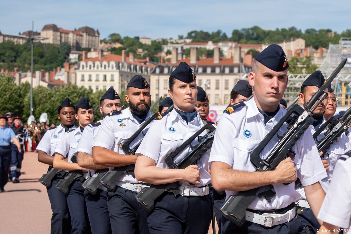Gouv_mili_Lyon's tweet photo. 🇫🇷 Nous vous attendons nombreux ce dimanche matin pour la cérémonie du 14 juillet #PlaceBellecour
🪖 La cérémonie débutera à 10h et sera suivie de l’ouverture du “village des armées” avec de nombreuses animations !
📷 : @ L.Lafond https://t.co/N1OXRjFmKl