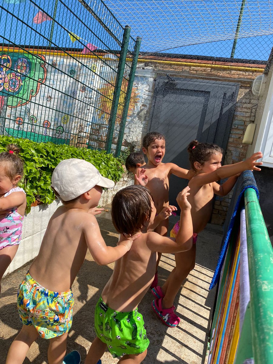 Per passar la calor, els nens i nenes de la llar hem fet jocs d'aigua i gel, ens ho hem passat genial!