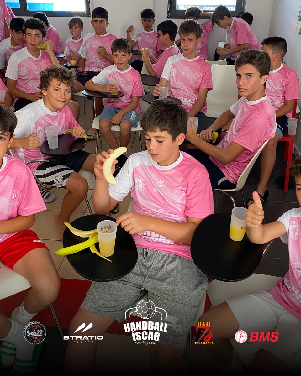 💪¡Entrenamiento completado! Ahora una merienda equilibrada para recuperar fuerzas para el resto de la tarde. 

Gracias a Seb22 y Bar Z Talamanca por la colaboración con la alimentación de nuestros jóvenes deportistas. 🍌🍎

#BMSanse❤️