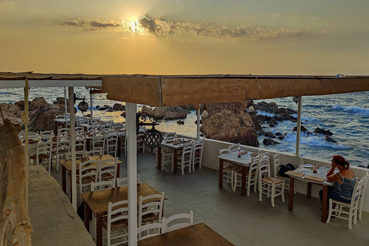 samos_de's tweet photo. Sunset at the fish tavern "Οι ψαράδες" near the chapel of Agios Nikolaos in #Karlovasi #Samos https://t.co/mjAMKtq8dw