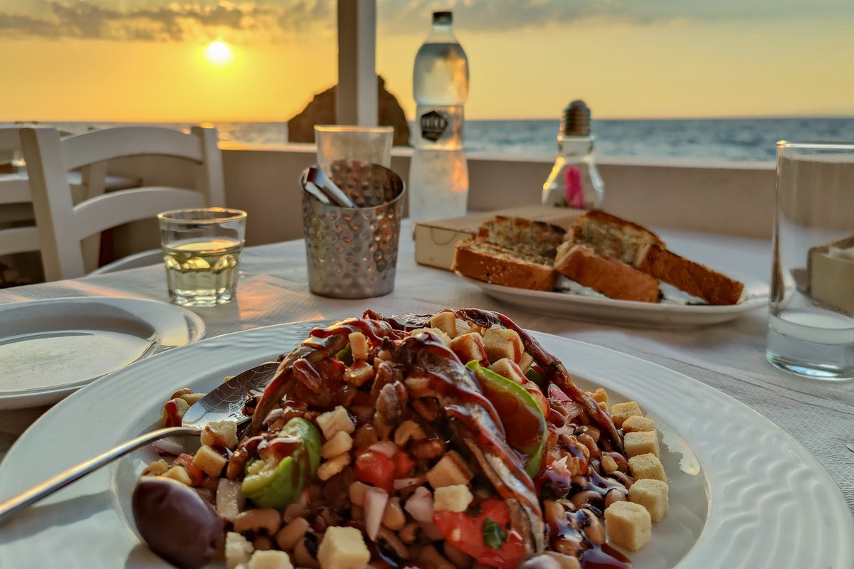 samos_de's tweet photo. Sunset at the fish tavern "Οι ψαράδες" near the chapel of Agios Nikolaos in #Karlovasi #Samos https://t.co/mjAMKtq8dw