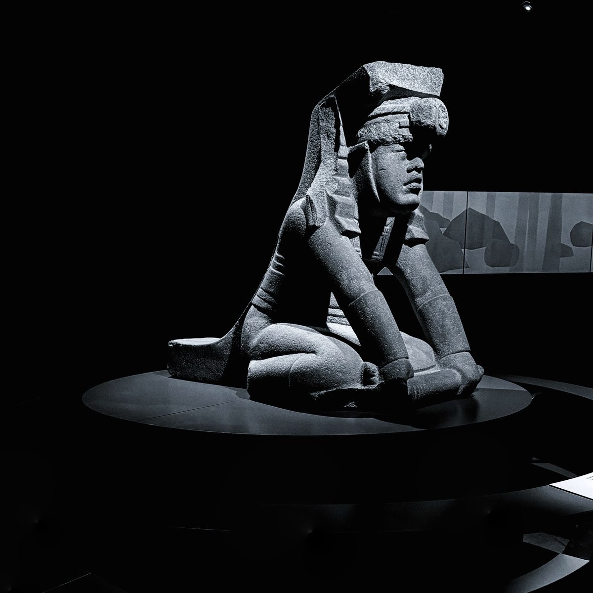 Vannara_t's tweet photo. Anecdotes urbaines : M.W contemplait chaque détail de la sculpture. #bnw #bnwmood #photography #photooftheday #mtl #montreal #museum #pointeacalliere https://t.co/T9GHqyuVmc