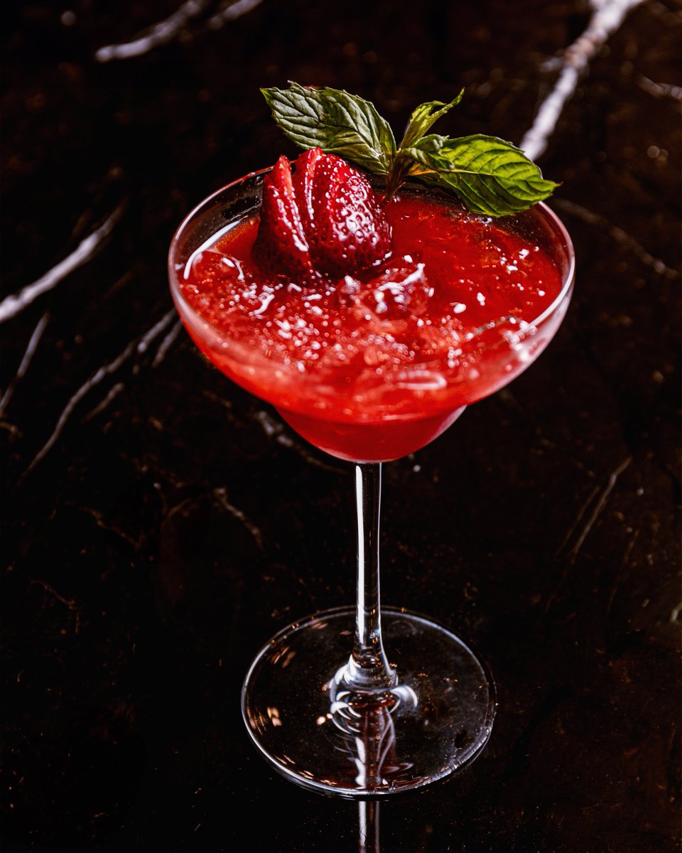 themaestrohotel's tweet image. Escape the summer heat with a refreshing cocktail at The Maestro Hotel bar. Savor exquisite drinks crafted to perfection, while you unwind in our luxurious ambiance. Cheers to unforgettable summer moments! 🍹
#TheMaestroHotel #SomethingDelicious #Istanbul