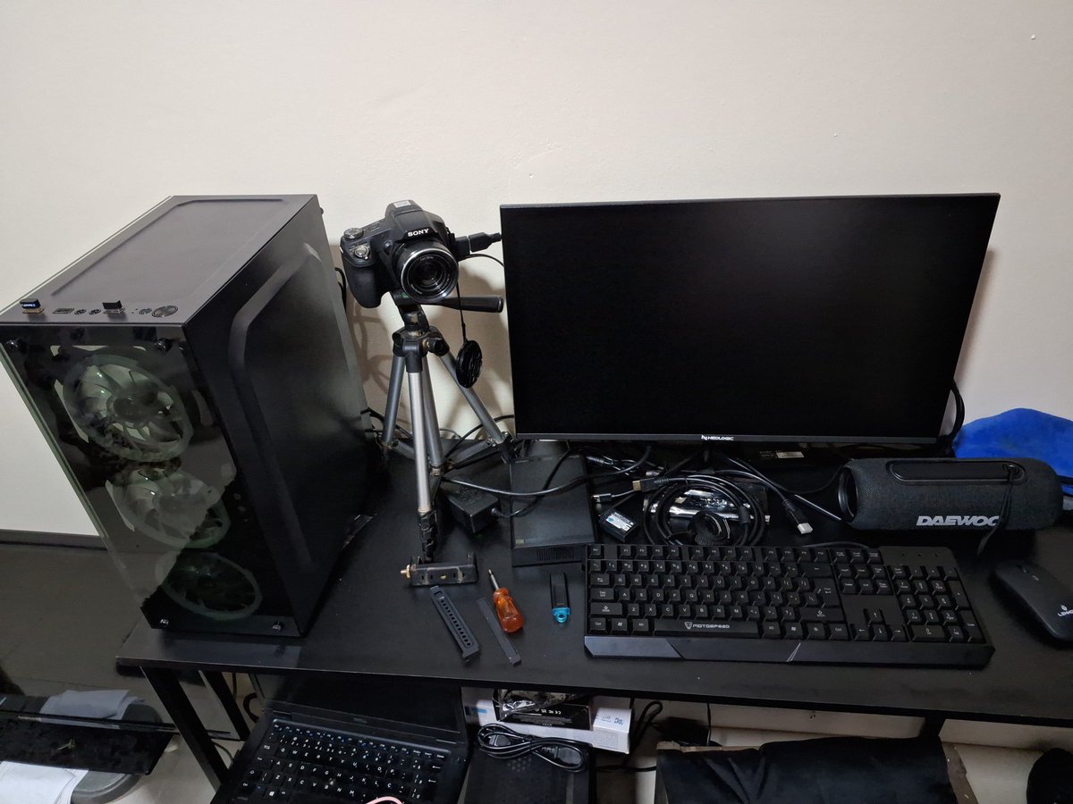 sergio_hoff's tweet photo. Setup se ajeitando aos pouquinhos...

Por enquanto vamos seguir naquele ritmo "provisório-permanente" direto da sala de casa, mas um passo de cada vez até conseguir o tão sonhado escritório/estúdio! O importante é voltar a produzir.

E já tem data e hora: Nessa sexta às 18h! https://t.co/Oa69PGuGZH