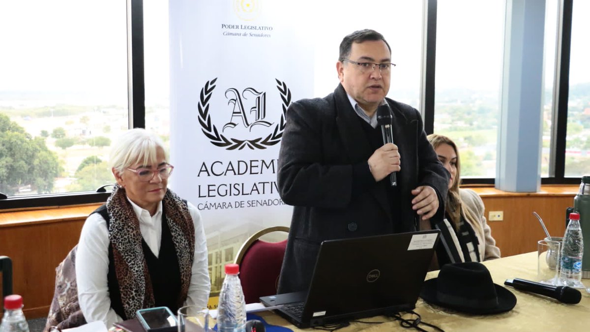 Prosigue el taller en Técnica Legislativa, organizado por la <a href="/AcademiaHCS/">Academia Legislativa</a> y la Dirección General de Comisiones, dirigida a funcionarios de las comisiones de la Cámara de Senadores.
Disertantes:
Stella Frutos, docente
Margarita Yahari, directora de la Comisión de Familia
#SenadoPy