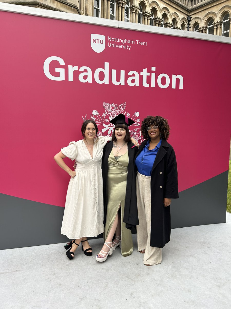 RachelleRubyF's tweet photo. There was a moment there where I was sure I wasn’t gonna finish my degree, after losing my mum &amp; hospital admissions for mental illness last year I really resigned myself to having had wasted three years of my life, but @TrentUni were so supportive. Thank u! #graduation #graduate https://t.co/RP7vnELYV1