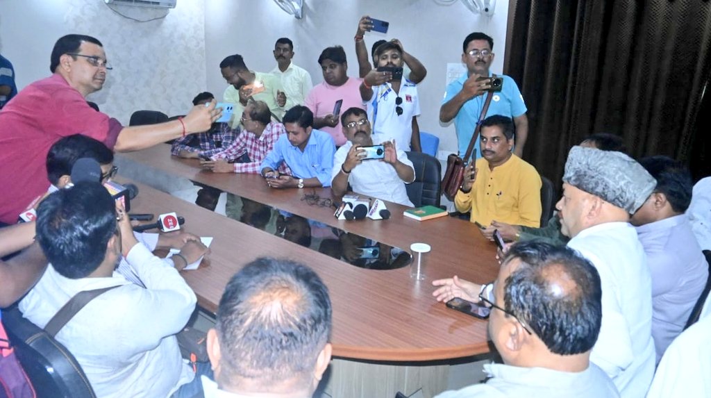 बोकारो परिसदन में झारखंड राज्य अल्पसंख्यक आयोग के माननीय उपाध्यक्ष (दर्जा प्राप्त राज्य मंत्री) श्री शमशेर आलम एवं माननीय सदस्य श्री वारीश कुरैशी ने संवाददाता सम्मेलन कर जानकारी साझा किया।
<a href="/JharkhandCMO/">Office of Chief Minister, Jharkhand</a> 
<a href="/prdjharkhand/">IPRD Jharkhand</a> 
<a href="/RanchiPIB/">PIB in Jharkhand 🇮🇳</a> 
<a href="/airnews_ranchi/">आकाशवाणी समाचार, राँची | Akashvani News, Ranchi</a> 
@rnuddkranchi