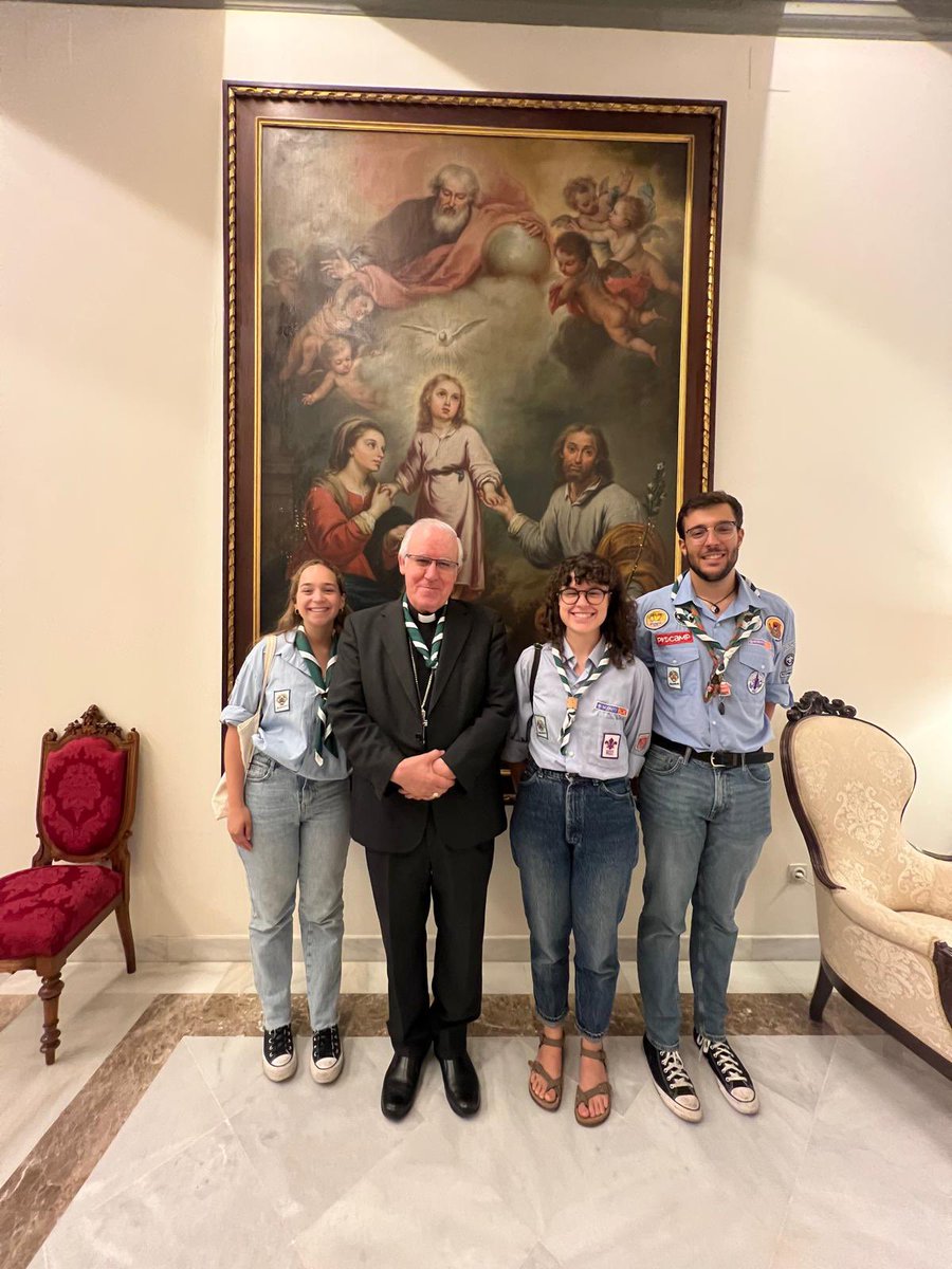 ArzobispoSaiz's tweet photo. #MovimientoScoutCatólico
Visita del nuevo Consejo de la Delegación SCOUTS de #SEVILLA. 
            La propuesta educativa de Scouts MSC, concebida a la luz del Evangelio y articulada a través de un método propio, tiene como objetivo incidir en cinco motores del desarrollo personal de la infancia y la juventud: el emocional, el espiritual, el intelectual, el físico, el social y la personalidad. Una labor que no solo se hace para crecer y mejorar con uno mismo, sino también para sentirnos realizados y plenos en nuestras relaciones con los demás y con Dios.