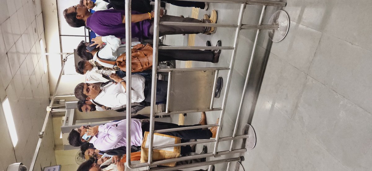 tilakrajmunjal's tweet photo. @OfficialDMRC Moti nagar metro station  daily same problem always open 1 gate for entry open https://t.co/hLsdo1LGp5