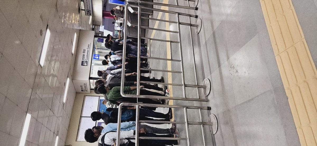 tilakrajmunjal's tweet photo. @OfficialDMRC Moti nagar metro station  daily same problem always open 1 gate for entry open https://t.co/hLsdo1LGp5