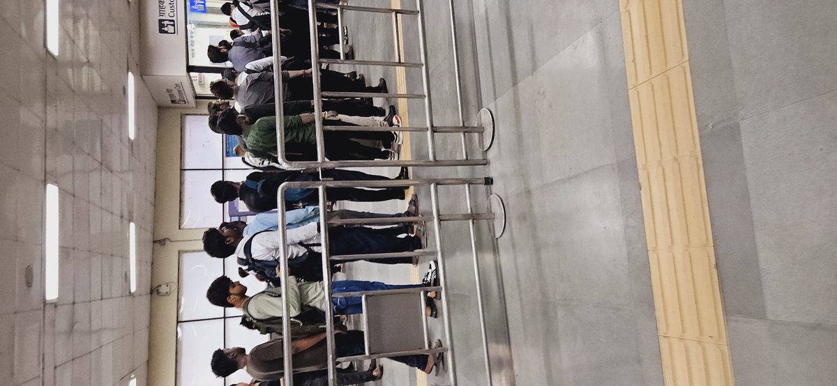 tilakrajmunjal's tweet photo. @OfficialDMRC Moti nagar metro station  daily same problem always open 1 gate for entry open https://t.co/hLsdo1LGp5