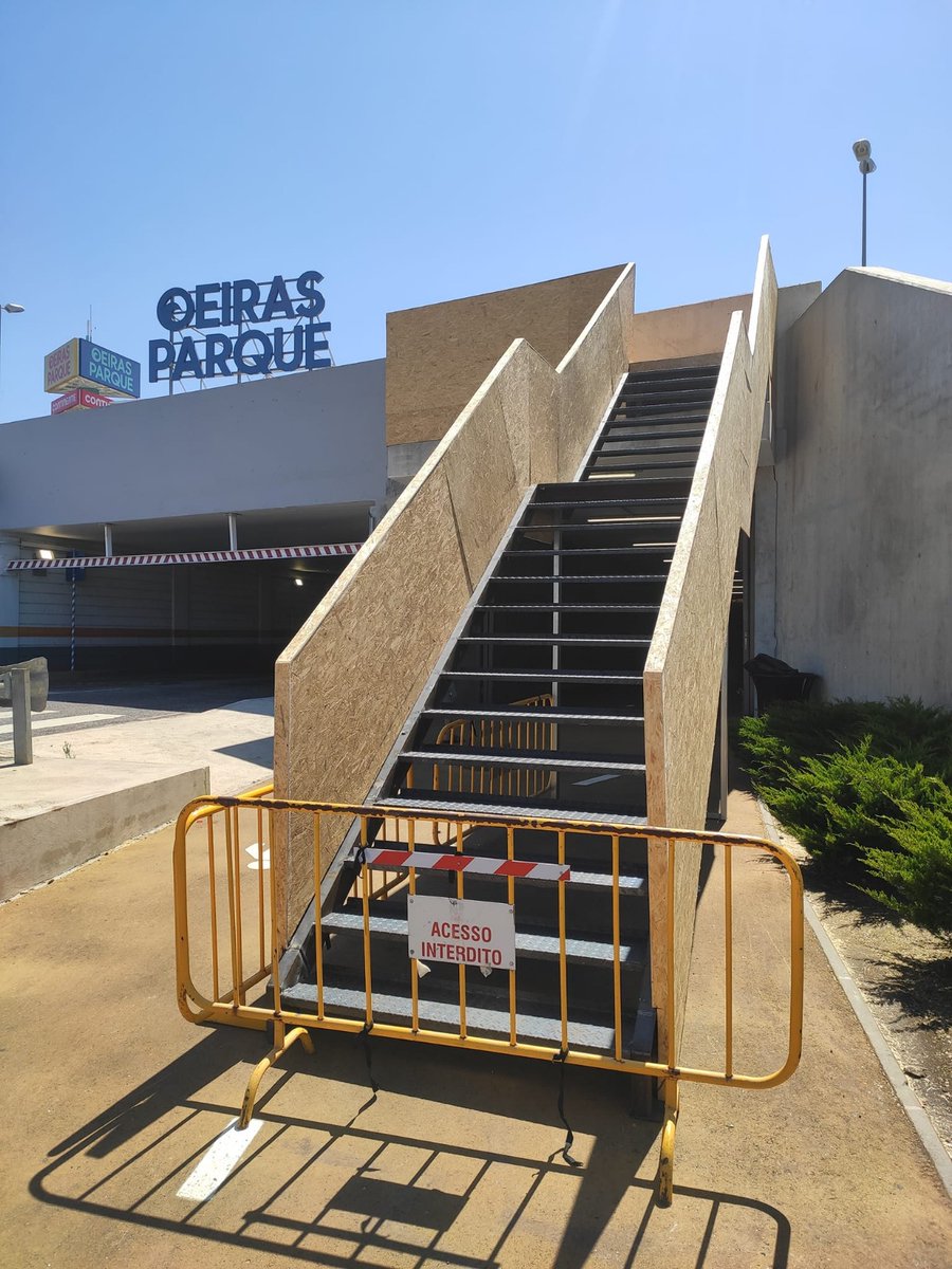 LuisGuimaresde1's tweet photo. O Oeiras Parque montou uma estrutura cujo acesso se faz por uma escadaria que instalaram em plena "ciclovia". Uma aberração. Mais uma.
@MunicipioOeiras 
📸 Miguel Jeremias https://t.co/p05MfE1jAe
