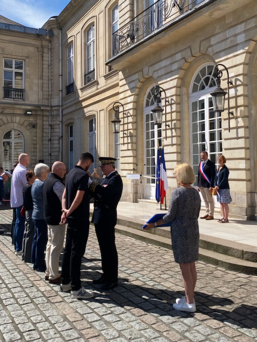 procureurArras's tweet photo. #Hommage - Attentat
Le procureur a assisté à la remise, par le @Prefet62, de la médaille d'honneur pour acte de courage et de dévouement aux personnes intervenues lors de l'attentat au lycée Gambetta le 13 octobre 2023
@SDIS62 @PoliceNat62 @Gendarmerie @GHAT_62 @dsden62 #attentat https://t.co/KNNuqG5EGV