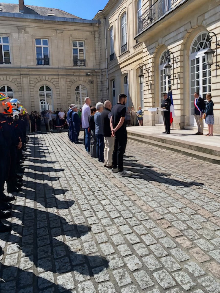 procureurArras's tweet photo. #Hommage - Attentat
Le procureur a assisté à la remise, par le @Prefet62, de la médaille d'honneur pour acte de courage et de dévouement aux personnes intervenues lors de l'attentat au lycée Gambetta le 13 octobre 2023
@SDIS62 @PoliceNat62 @Gendarmerie @GHAT_62 @dsden62 #attentat https://t.co/KNNuqG5EGV