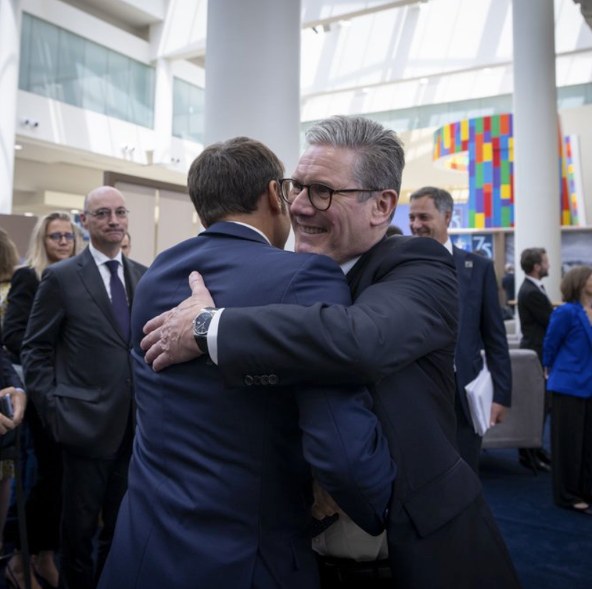 Just so different, so different !👇 from the last 10 yrs of endless lies about Europe, calling its leaders "foes", jingoistic one-upmanship, scapegoating the UK's problems on it and its "foreign" courts, making trade and travel as hard as possible

A new start, Dieu merci 🇬🇧🇫🇷🇪🇺