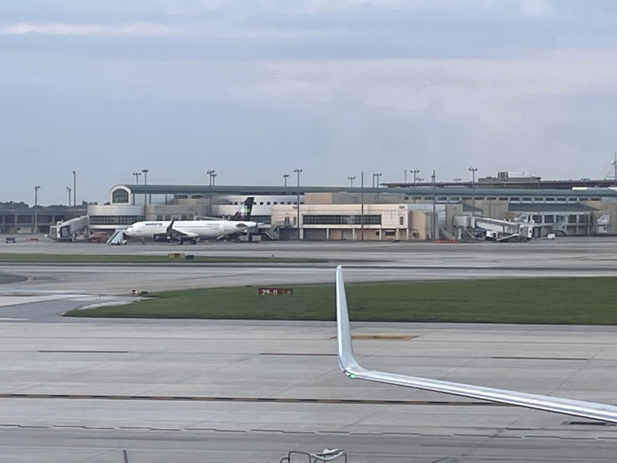 0504Traveller's tweet photo. spotted @viajaVolaris plane at @flyneworleans #planespotting #airlines #Airport #airplanes #flymsy #NOLA #travel https://t.co/XEGsh3KIPR