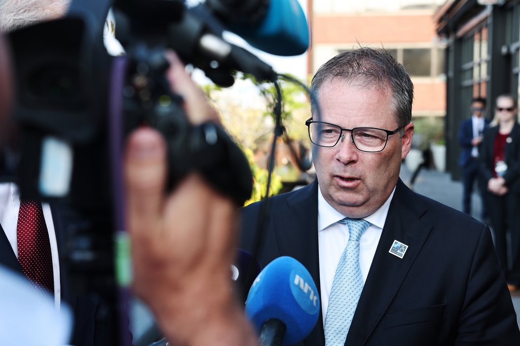 Norway is providing an additional NOK 1 billion in funding for air defence in Ukraine 🇺🇦

Together with Germany 🇩🇪, we will donate a compete IRIS-T air defence battery to Ukraine this autumn 🚀  

👉 More: regjeringen.no/en/aktuelt/reg…

#NATOSummit #IAAD