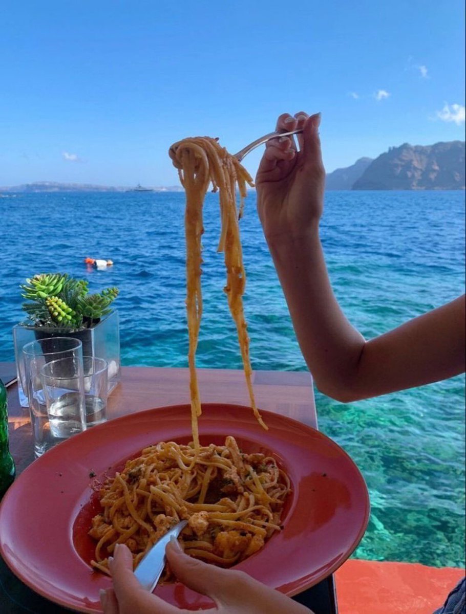 manger des pâtes en Italie au bord de la mer