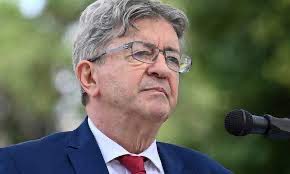 jmaphatie's tweet photo. Établissons une vérité simple : le #NouveauFrontPoplulaire n’est pas en état de gouverner. Plusieurs raisons étayent ce constat.
La première tient à sa construction. Surprise par la dissolution du 9 juin, la gauche s’organise très rapidement. Dès le lendemain soir, elle annonce un accord sur la répartition des circonscriptions. Dès le jeudi, elle s’entend sur un programme. Il ne lui manque qu’une chose : un leader. 

En fait, elle en a un : @JLMelenchon Mais il est impossible de s’avancer dans la campagne électorale avec un personnage aussi sectaire, bougon, revanchard contre on ne sait qui ni quoi, d’ailleurs. L’homme, s’il a du talent, n’est pas de l’époque. Mais alors qui ? Le NFP n’a jamais su répondre à cette question. Celle ci était tenu pour secondaire jusqu’à dimanche dernier. Sa victoire relative a tout changé. Elle se doit désormais de désigner un premier ministre pour le proposer à la nomination par @EmmanuelMacron On voit sa difficulté. Nous sommes jeudi, la journée est déjà avancée, et toujours aucune fumée blanche. Celle ou celui qui sera désigné sera faible de l’absence de consensus. Ceci fragilise tout l’édifice. 

L’autre raison tient au programme lui même. Économiquement, il est lunaire et délirant. D’une part parce qu’il n’et pas fait pour être appliqué sur la planète terre, d’autre part parce qu’il n’a rien de sensé. Surtout, une autre raison doit être soulignée. A deux reprises, il est dit que s’il parvient au pouvoir, le NFP ne respectera pas « les règles austéritaires » de l’euro. Ceci revient à exprimer une sortie de fait de la monnaie unique. Exactement ce que disait, à sa manière laborieuse, @MLP_officiel en 2017. Comment le @partisocialiste a-t-il pu cautionner cette position ? Peut-être @faureolivier n’a-t-il pas lu le programme jusqu’au bout. Quoiqu’il en soit, ceci souligne le caractère hétéroclite de cette union de la gauche qui ne résisterait pas trois jours, ou trois semaines, à la pression du pouvoir. 

Ce constat ajoute à la noirceur du tableau politique actuel. Toutes les forces politiques paraissent soient faibles, soit incompétentes. Les leaders de ces forces semblent eux aussi sous-estimer la gravité de la situation, les dangers auxquels nous exposent cette dissolution inconséquente qui demeurera comme une tâche dans le bilan d’Emmanuel Macron.

Le soleil brille et les vacances commencent. C’est ainsi qu’insouciants ils se livrèrent aux joies de l’été sans remarquer la menace qui roulait ses nuages noirs à l’horizon. 

Etonnant, non ?
